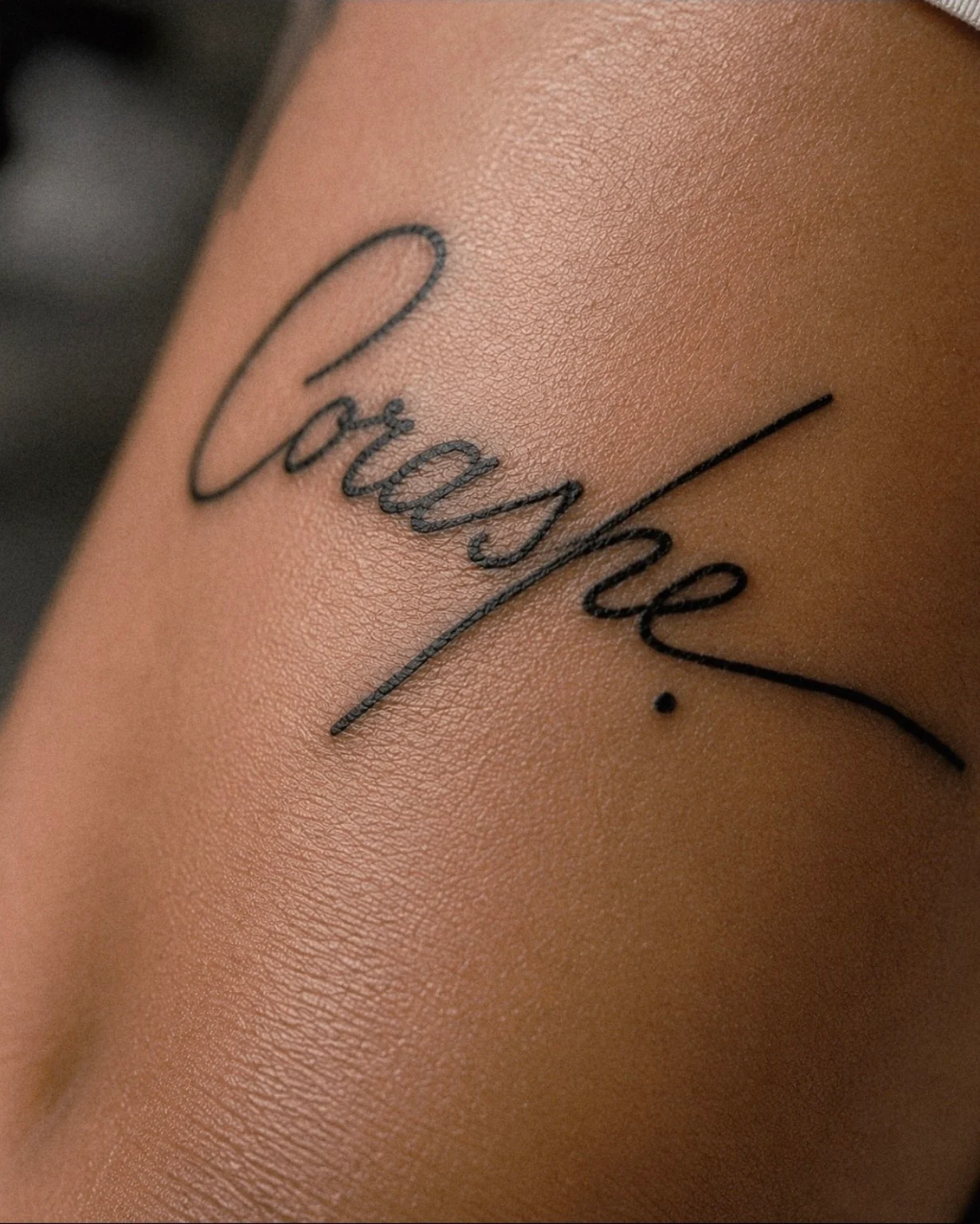 Acercamiento del lettering Corashe con la textura de la piel.